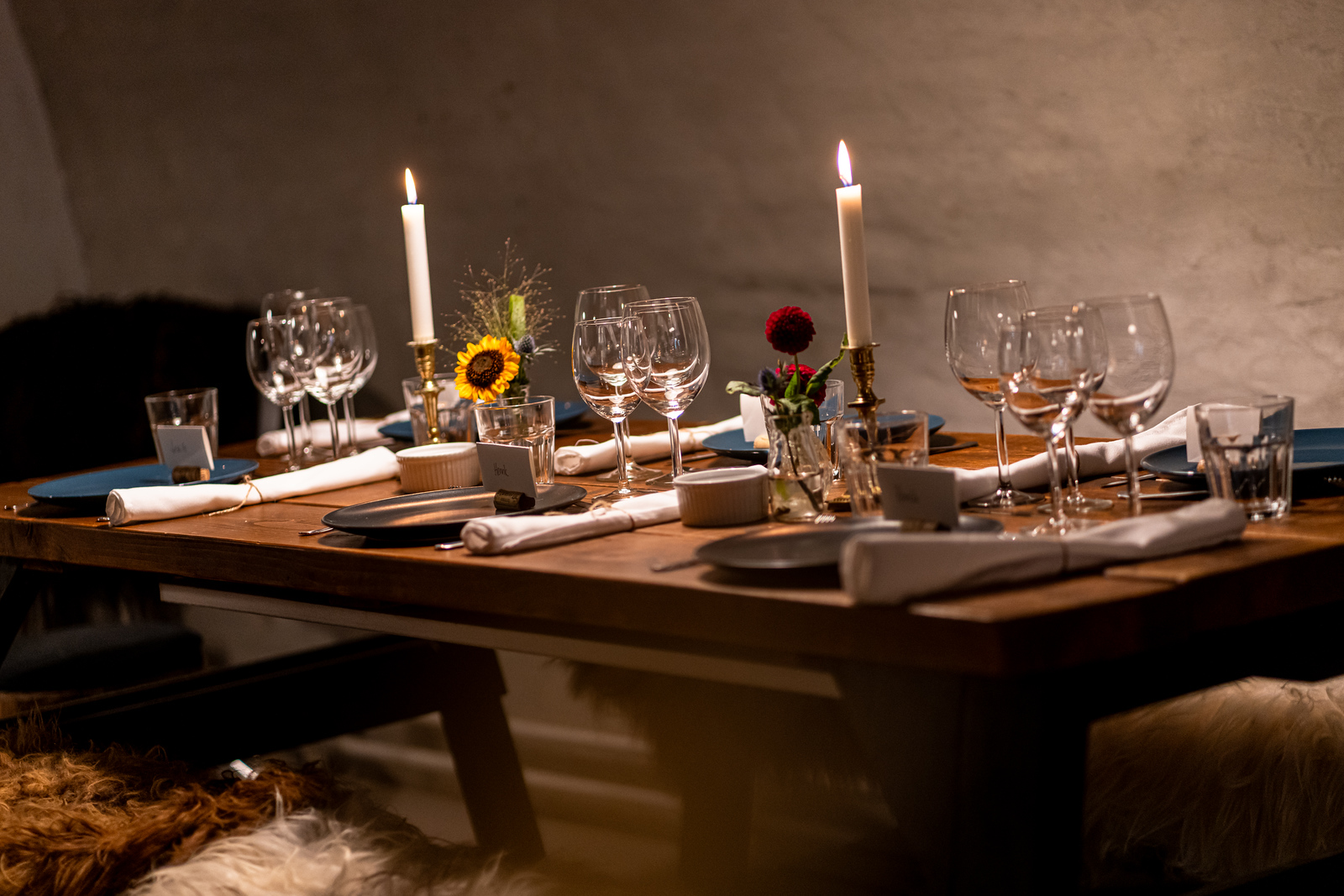 Smukt dækket bord i Teglovnen i Hillerød med lys og blomster. Afhold dit arrangement i Hillerød